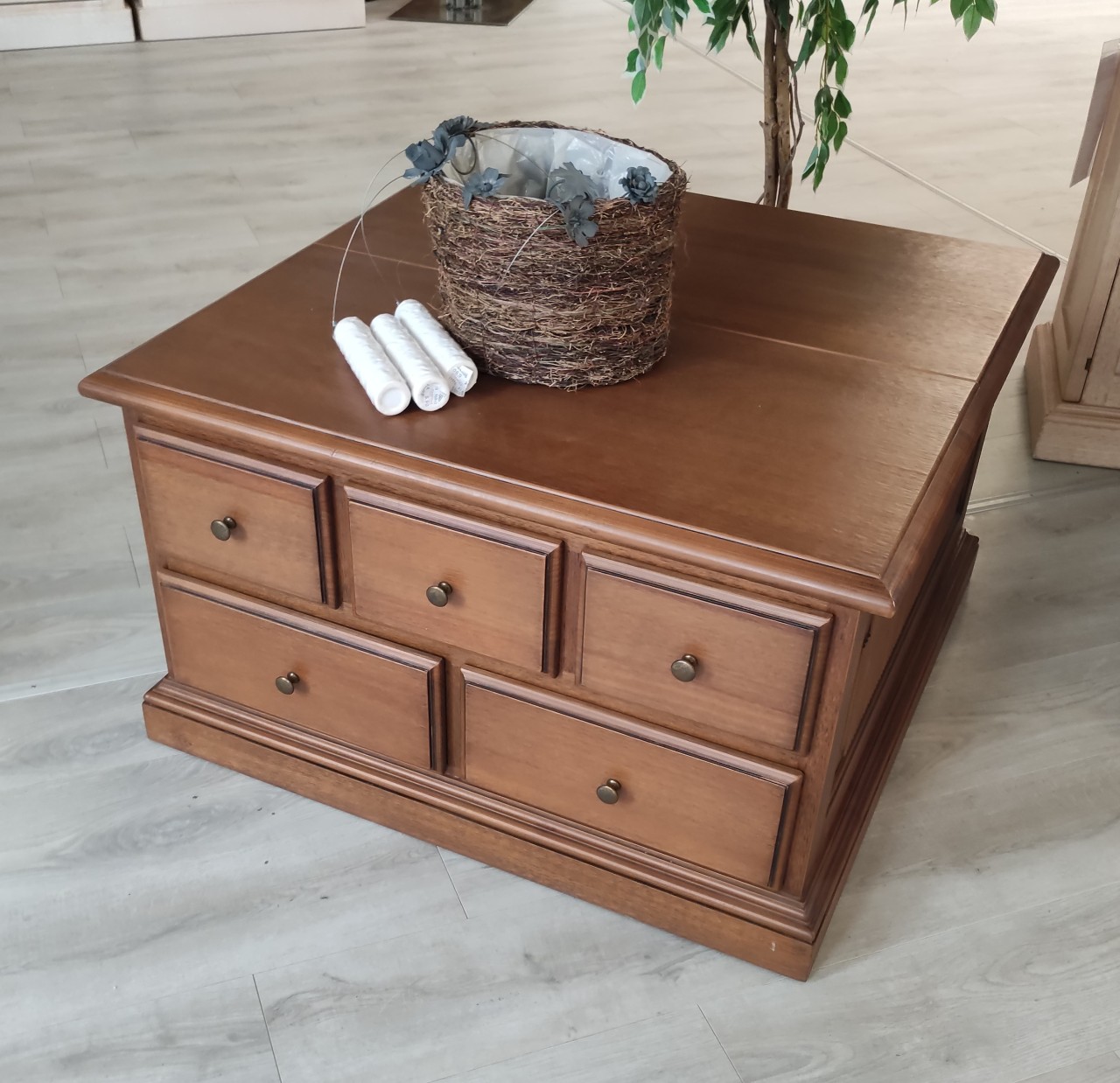  Truhen-Couchtisch Truhe 89 x 89 cm mit 5 Schubkäst